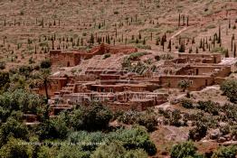 Image du Maroc Professionnelle de  Village berbère du haut Atlas non loin de la vallée de l'Ourika, ce village s'incruste dans les montagnes comme un caméléon, il est situé sur la route de l'Oukaimden, Samedi 22 Février 1992. (Photo / Abdeljalil Bounhar) 